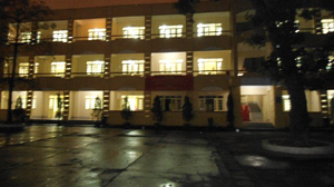 
Trời tối mịt nhưng các phòng học của trường THPT Việt Đức đèn điện sáng trưng để thực hiện khung giờ học mới (Ảnh: Nguyễn Hùng)
