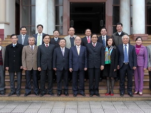 Chủ tịch Quốc hội Nguyễn Sinh Hùng chụp ảnh với các cán bộ chủ chốt tỉnh Hà Tĩnh. (Ảnh: TTXVN) 
