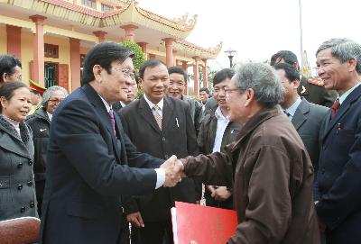 Chủ tịch nước Trương Tấn Sang thăm hỏi cán bộ, nhân dân xã Thanh Tân (huyện Kiến Xương), xã điển hình về xây dựng nông thôn mới của tỉnh. Ảnh: TTXVN 
