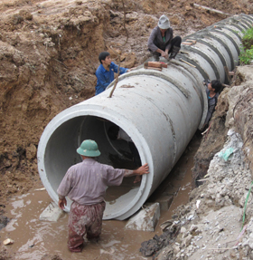 Năm 2011, phường Phương Lâm đầu tư trên 1, 5 tỉ đồng xây dựng hệ thống thoát nước và lát vỉa hè trên địa bàn.