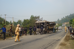 Hiện trường vụ cháy xe ô tô khách BKS 29LD-4088, nhãn hiệu Huyndai trên đường tránh QL6 vào ngày 19/12/2011.