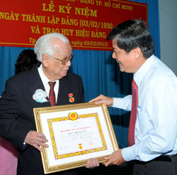 Đồng chí Trần Trọng Tân nhận Huy hiệu 65 năm tuổi Đảng. Ảnh: M.Đức
