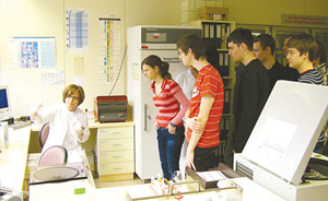 Sinh viên ngành y thuộc Viện Phân tích y khoa của Đức trong giờ kiến tập.

