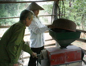 Nhân dân xóm Bao, xã Giáp Đắt (Đà Bắc) đầu tư máy xay xát phát triển kinh tế hộ gia đình.