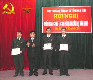 Chi cục Thi hành án dân sự huyện Lạc Thủy là một trong 3 đơn vị của ngành được Bộ Tư pháp công nhận tập thể lao động xuất sắc năm 2011.