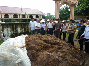 Nông dân xã Kim Bình (Kim Bôi) tập huấn mô hình xử lý rơm rạ thành phân hữu cơ.