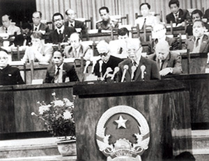 Đồng chí Trường Chinh đọc báo cáo chính trị tại ĐH lần thứ VI của Đảng tháng 12.1986.