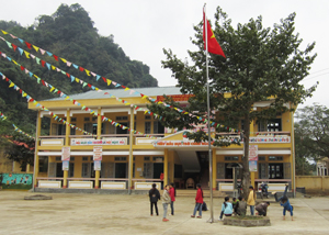 Trường tiểu học Vầy Nưa (Đà Bắc) được xây dựng từ nguồn vốn chương trình kiên cố hóa trường, lớp học.
