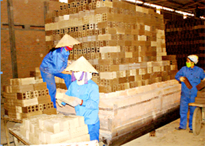 Giữ vững tốc độ tăng trưởng kinh tế ổn định, trong năm 2011, huyện Lạc Sơn đã tạo việc làm cho 3.558 lao động. ảnh: Công ty sản xuất gạch ngói cao cấp Lạc Sơn tạo việc làm  với thu nhập ổn định cho hơn 100 lao động địa phương. 
