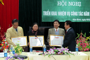 Lãnh đạo Sở LĐ – TB & XH trao bằng khen của Trung ương Hội Bảo trợ NTT & TMC cho 1 tập thể và 3 cá nhân có thành tích xuất sắc.
