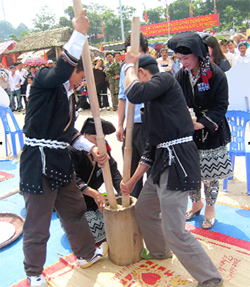 Người Dao Đà Bắc thi giã bánh dày tại Liên hoan văn hóa dân gian toàn quốc năm 2011.