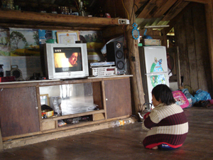 Có điện, gia đình anh Trịnh Hữu Luỹ được xem tivi và sử dụng các thiết bị điện khác.
