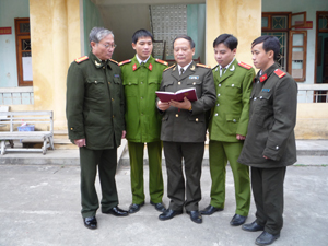 Lãnh đạo Công an huyện Mai Châu trao đổi với cán bộ, chiến sĩ về công tác đảm bảo ANTT trên địa bàn, đặc biệt là các vùng giáp ranh.