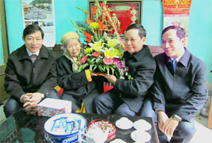 Đồng chí Bùi Văn Tỉnh,  UV T.Ư Đảng, Chủ tịch UBND tỉnh tặng hoa chúc mừng cụ Lê Thị Tâm đại thọ 90 tuổi.