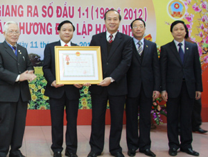 Báo Bắc Giang đón nhận Huân chương Độc lập hạng nhì.