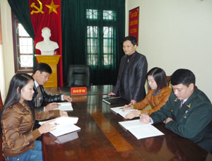 Thanh tra huyện Cao Phong thường xuyên trao đổi kinh nghiệm triển khai nhiệm vụ.
