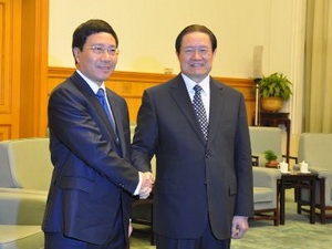 Bộ trưởng Ngoại giao Phạm Bình Minh hội kiến với Ủy viên Thường vụ Bộ Chính trị, Bí thư Ủy ban Chính pháp Trung Quốc Chu Vĩnh Khang.