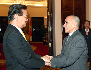 Thủ tướng Nguyễn Tấn Dũng và Quốc vương Campuchia Nô-rô-đôm Xi-ha-mô-ni Ảnh: Nhật Bắc.
