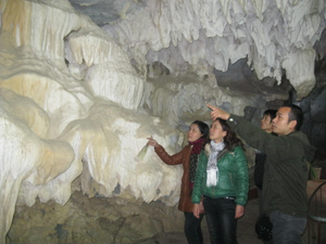 Du khách thập phương tham quan khu du lịch danh thắng văn hóa- lịch sử Chùa Tiên, xã Phú Lão (Lạc Thủy).
