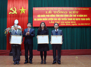 Đồng chí Bùi Văn Cửu, Phó Chủ tịch TT UBND tỉnh tặng bằng khen cho 3 tập thể có nhiều thành tích, đóng góp đáng kể vào thành công của HKPĐ tỉnh lần thứ VI năm 2011.