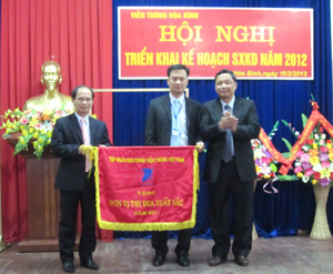 Lãnh đạo Tập đoàn Bưu chính Viễn thông Việt Nam trao cờ thi đua xuất sắc Viễn thông Hòa Bình.