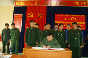 Đại diện cán bộ xã, phường, tự vệ thành phố Hòa Bình ký kết giao ước thi đua quyết thắng năm 2012.