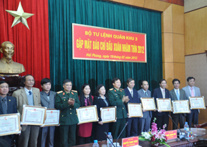 Bộ Tư lệnh Quân khu 3 tặng bằng khen cho 9 tập thể, 9 cá nhân có thành tích xuất sắc trong công tác tuyên truyền về nhiệm vụ QP- QSĐP.