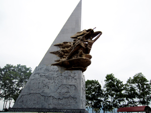 Tượng đài chiến thắng Tu Vũ - nơi mở đầu thắng lợi của chiến dịch giải phóng Hòa Bình.