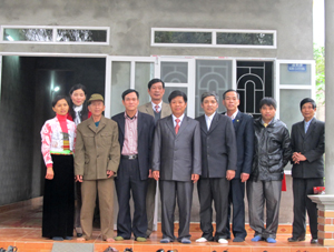 Lãnh đạo UBMTTQ tỉnh và huyện trao tặng nhà Đại đoàn kết cho hộ gia đình ông Bùi Văn Miện ở Khu 2, thị trấn Mường Khến, Tân Lạc.