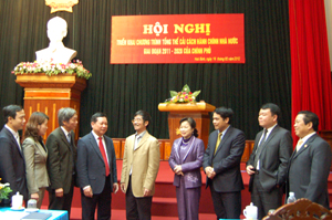 Đồng chí Bùi Văn Tỉnh, UVT.Ư Đảng, Chủ tịch UBND tỉnh và các đại biểu dự hội nghị trao đổi các giải pháp thực hiện Chương trình cải cách hành chính tổng thể giai đoạn 2011- 2020.