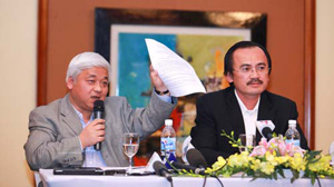 Bầu Kiên (trái) và bầu Thắng trong buổi trao đổi với báo giới tại khách sạn Hilton.