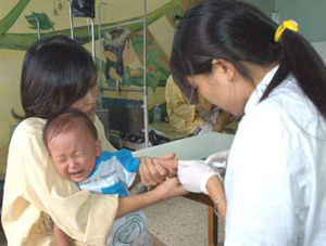 Cán bộ y tế cần kiểm tra kỹ hạn sử dụng của vaccin khi tiêm phòng cho trẻ. 
