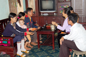 Cán bộ Hội phụ nữ xã Tân Thành (Lương Sơn) thăm gia đình nạn nhân tai nạn giao thông và phát tài liệu tuyên truyền kiến thức pháp luật về ATGT cho các thành viên trong gia đình.
