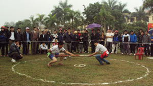 Giải kéo co- bắn nỏ- đẩy gậy năm 2012 huyện Yên Thủy thu hút được sự cổ vũ của đông đảo cổ động viên.