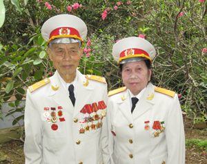 CCB Văn Hồng Lương (trái ) - người sáng tạo cách đánh địch bằng “hỏa công” diệt đồn Đồng Bến (Kỳ Sơn) trong chiến dịch Lê Lợi năm 1949 và tham gia trận đánh Cầu Mè, chiến dịch Hòa Bình năm 1952.