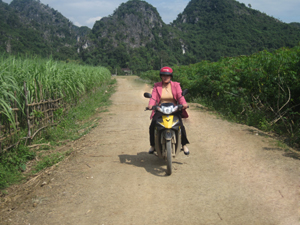 Người dân xóm Thống Nhất, Yên Mu, xã Lạc Lương  được hưởng lợi công trình tiểu dự án đường dân sinh.