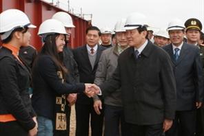 Chủ tịch nước Trương Tấn Sang thăm hỏi cán bộ, kỹ sư và công nhân đang thi công xây dựng Nhà máy nhiệt điện Nghi Sơn.