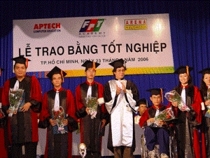 Học viên Aptech Việt Nam nhận bằng tốt nghiệp. (Ảnh minh họa: Internet).