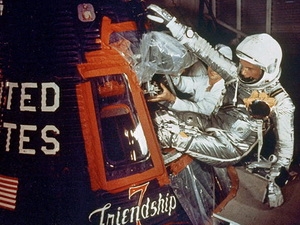 Phi hành gia John Glen vào tàu không gian Friendship 7 chuẩn bị cho chuyến bay quanh Trái Đất ngày 20/2/1962. (Nguồn: NASA)