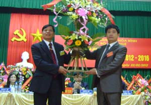 Thay mặt lãnh đạo tỉnh đồng chí Nguyễn Văn Dũng, Phó Chủ tịch UBND tỉnh tặng hoa chức mừng Đại hội.