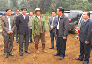 Đồng chí Đinh DUy Sơn, Phó Chủ tịc HĐND tỉnh và đoàn giám sát tìm hiểu tình hình triển khai dự án giảm nghèo tại xã Cao Sơn, huyện Đà Bắc