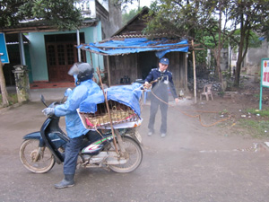 Tiến hành phun khử trùng phương tiện và gia cầm vận chuyển qua chốt kiểm dịch Yên Mông (thành phố Hòa Bình).