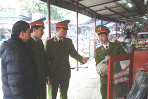 Cán bộ phòng Cảnh sát PCCC&CN, CH kiểm tra thiết bị PCCC tại các chợ Phương Lâm.