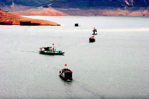 Tàu chở khách thăm quan các điểm du lịch vùng hồ Hòa Bình.