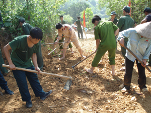 Lực lượng công an huyện Kỳ Sơn và Công an xã Mông Hóa tham gia làm giao thông nông thôn giúp người dân trên địa bàn xã.
