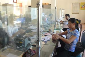 Khách hàng đến giao dịch tại phòng giao dịch Ngân hàng CSXH huyện Lương Sơn.