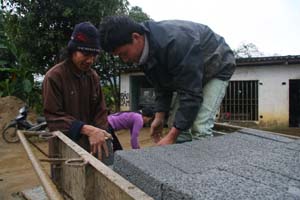 Nhân dân xã Đa Phúc (Yên Thủy) phát triển gạch bê tông phục vụ xây dựng tại chỗ.