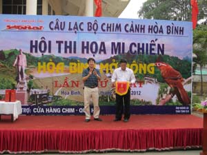 BTC trao cờ và phần thưởng cho anh Lã Phương Hà, TP Hòa Bình có chim thủ đạt giải nhất hội thi.