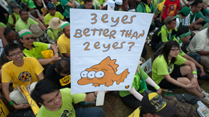 Những người biểu tình tập trung tại Kuantan, cách thủ đô Kuala Lumpur 26km về phía đông để phản đối kế hoạch xây dựng nhà máy lọc đất hiếm của Úc - Ảnh: AFP
