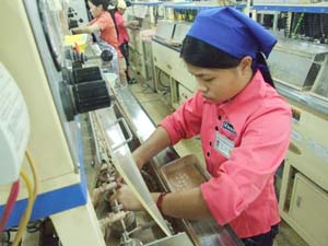 Công nhân Công ty TNHH Nghiên cứu kỹ thuật R Việt Nam  làm chủ dây chuyền sản xuất hiện đại.